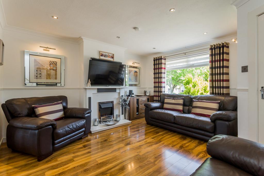 9 Yarrow Crescent, PA7 5ED 3 bed terraced house £170,000