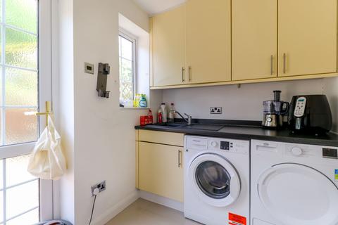10 Frensham, Cheshunt, Waltham Cross, EN7 6HB