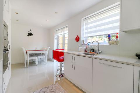 10 Frensham, Cheshunt, Waltham Cross, EN7 6HB