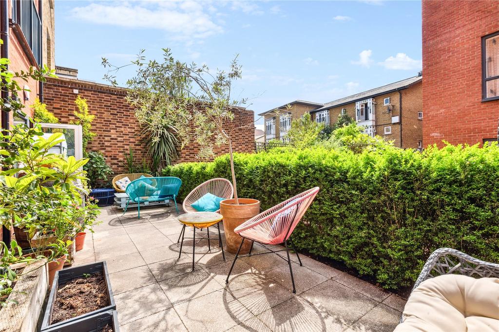 Wolverton Gardens, London, W6 2 bed apartment £850,000