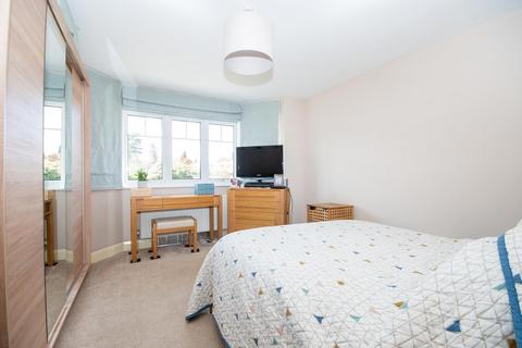 42 Middleton Drive, Pinner, HA5 2PG