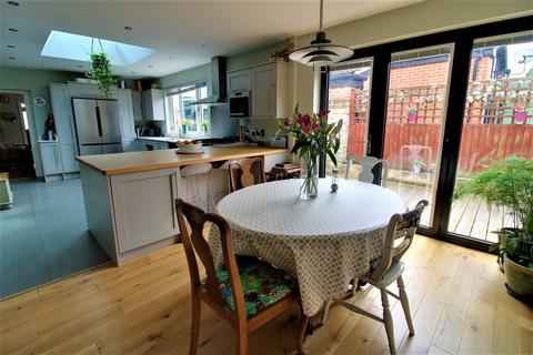 40 Devizes Road, Swindon, SN1 4BG