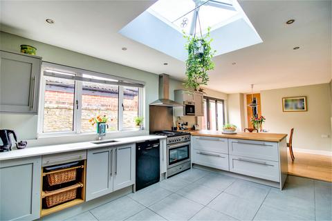 40 Devizes Road, Swindon, SN1 4BG
