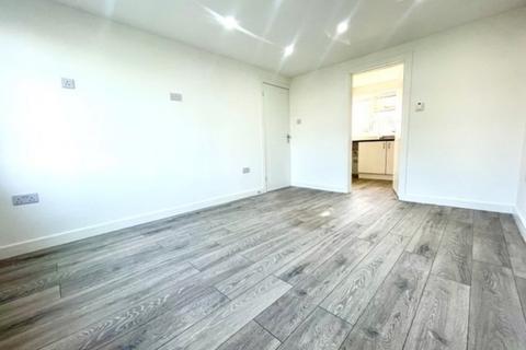 1 bedroom ground floor flat for sale, Sparrows Herne, Bushey