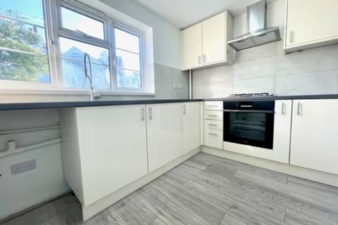 1 bedroom ground floor flat for sale, Sparrows Herne, Bushey