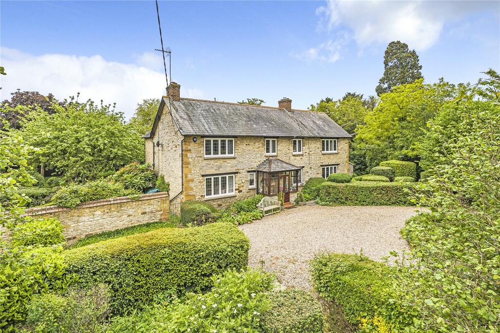 Main Road, Hackleton, Northamptonshire, NN7 5 bed detached house for