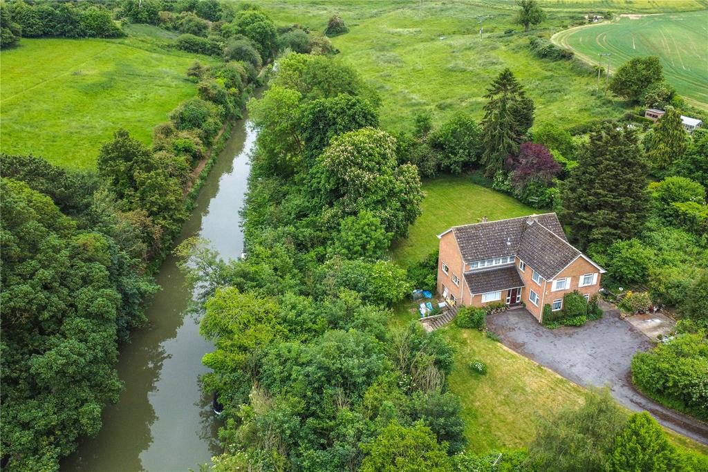 Towcester Road, Blisworth, Northamptonshire, NN7 5 bed detached house