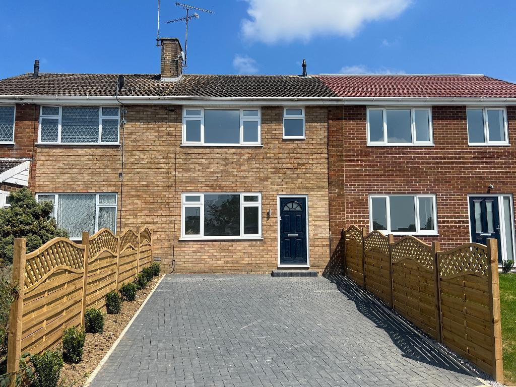 Kinross Crescent, Luton, Bedfordshire, LU3 3JT 3 bed terraced house for