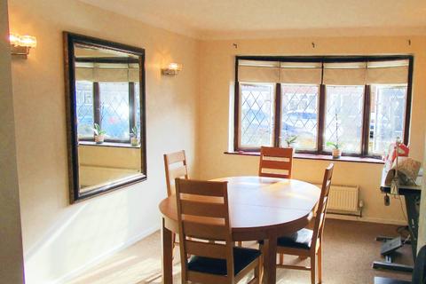 4 bedroom semi-detached house to rent - Walnut Tree Road, Shepperton TW17