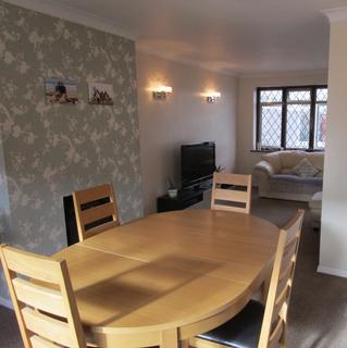 4 bedroom semi-detached house to rent - Walnut Tree Road, Shepperton TW17