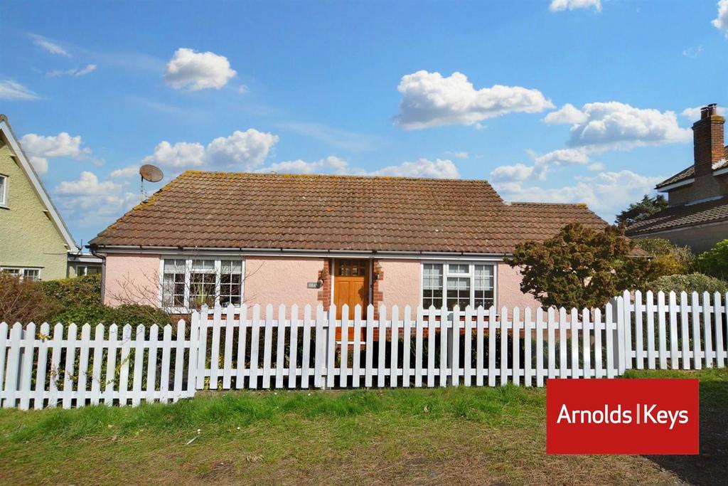 East Runton, Cromer 2 bed detached bungalow for sale £325,000