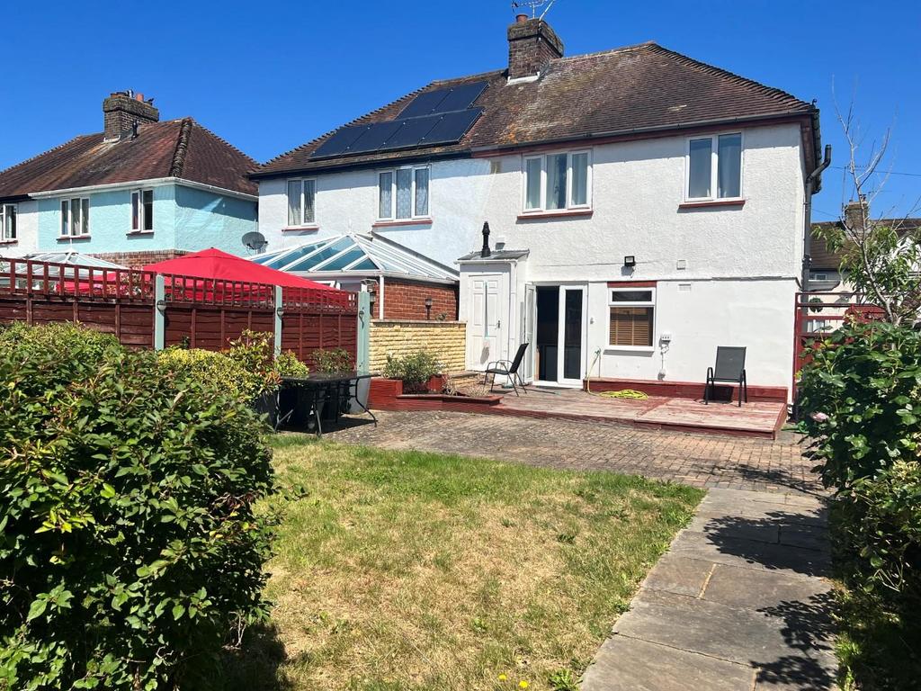 Eden Grove Road, Byfleet KT14 3 bed semidetached house £1,900 pcm (£