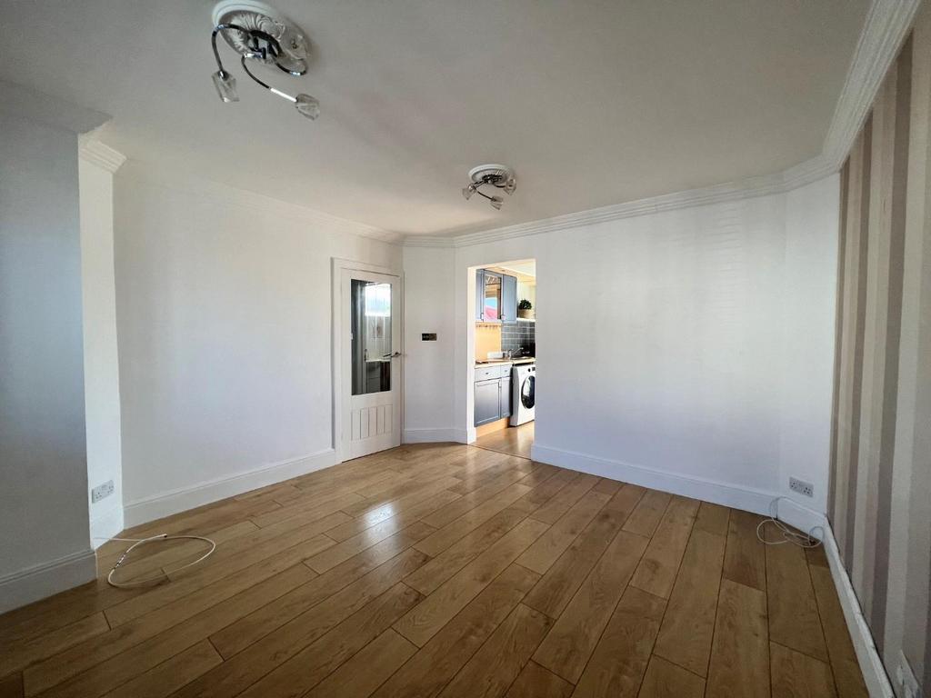 Eden Grove Road, Byfleet KT14 3 bed semidetached house £1,900 pcm (£