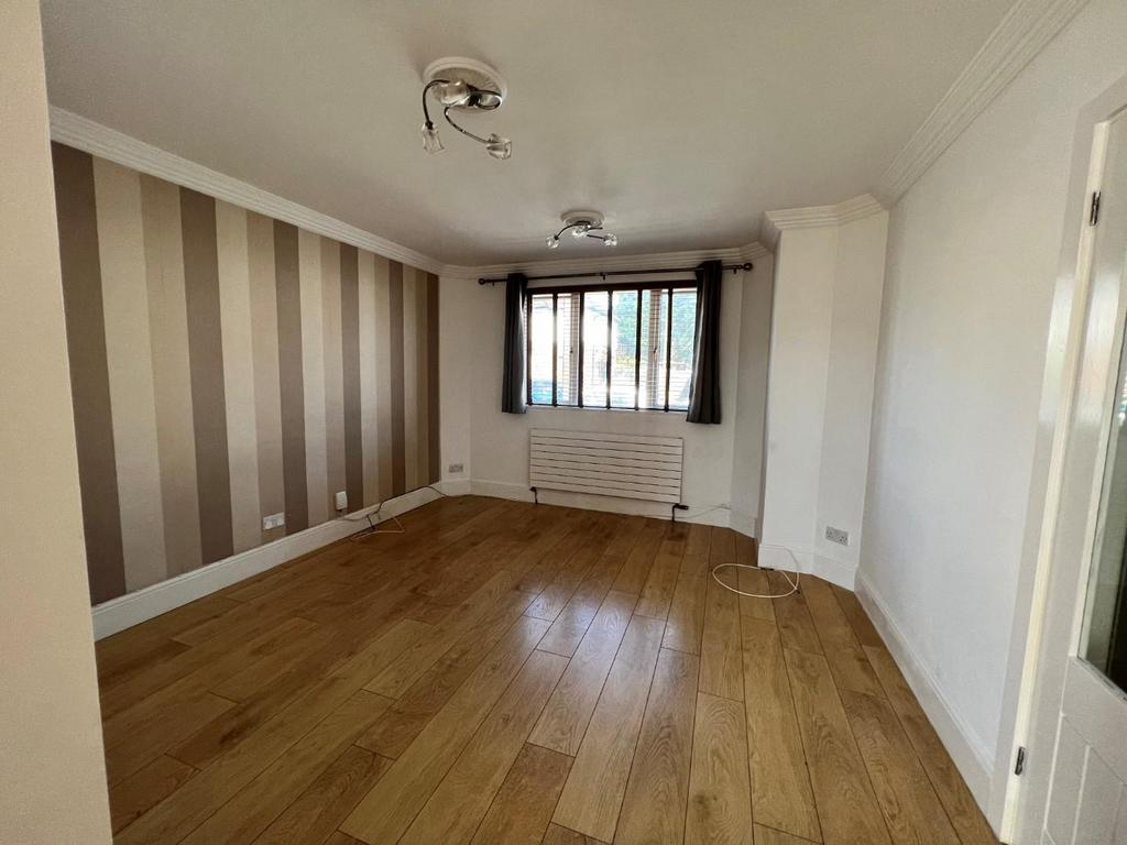 Eden Grove Road, Byfleet KT14 3 bed semidetached house £1,900 pcm (£