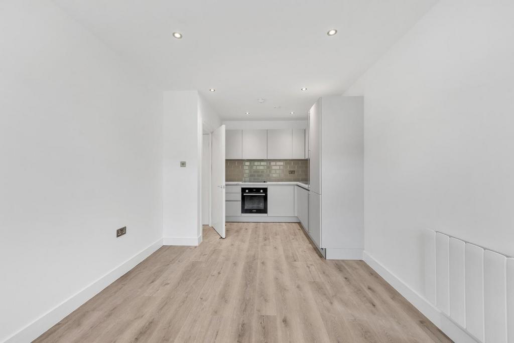 Victoria Road, Horley 1 bed flat £1,100 pcm (£254 pw)