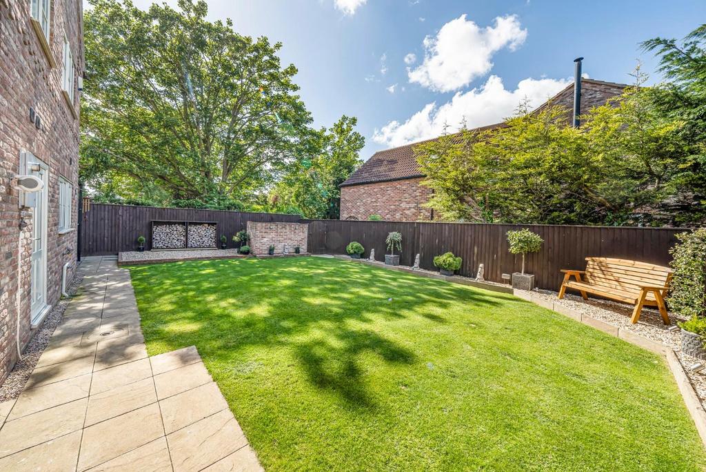 REAR GARDEN.jpg