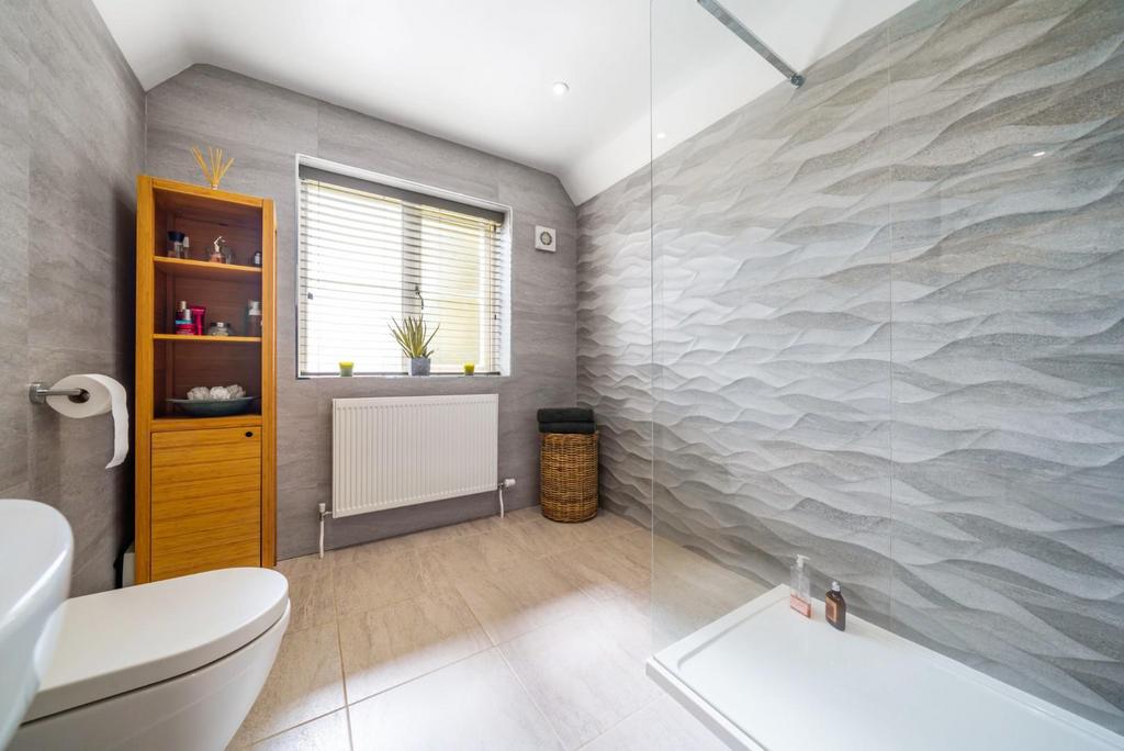 EN-SUITE SHOWER ROOM.jpg