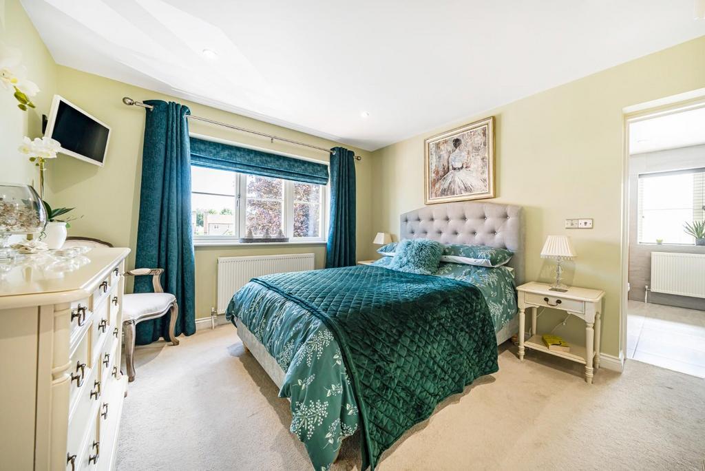MASTER BEDROOM.jpg