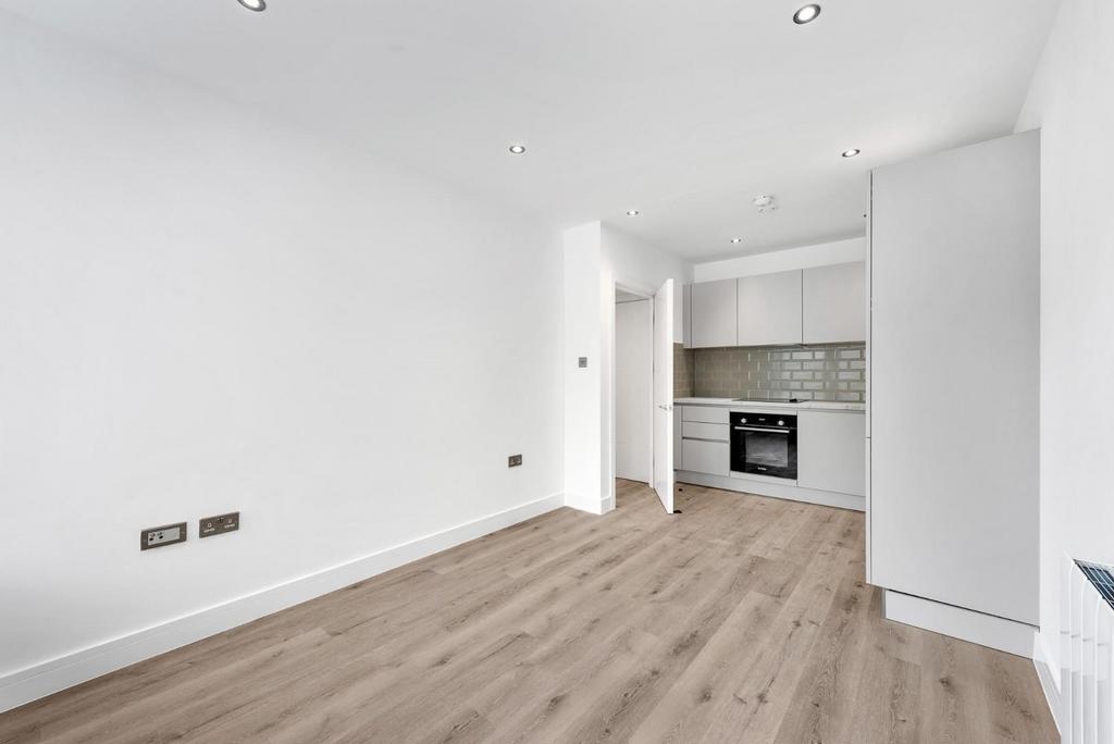 Victoria Road, Horley 1 bed flat £1,100 pcm (£254 pw)