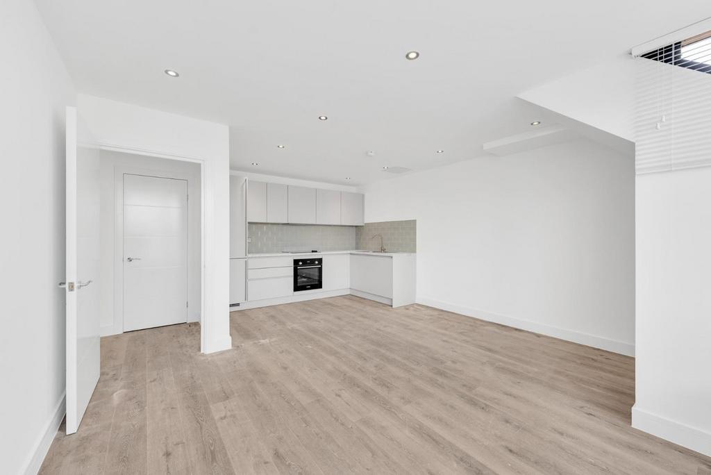 Victoria Road, Horley 1 bed flat £1,100 pcm (£254 pw)