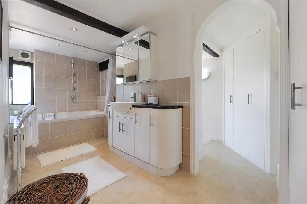 Principal Bathroom .JPG