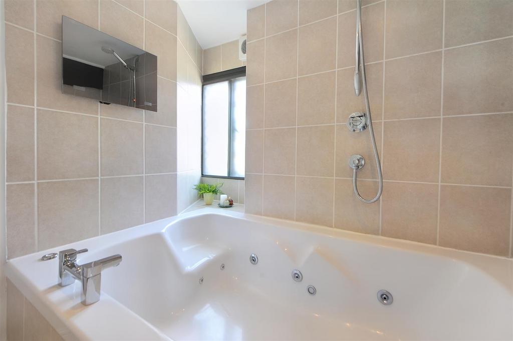 Double Jacuzzi Bath.JPG