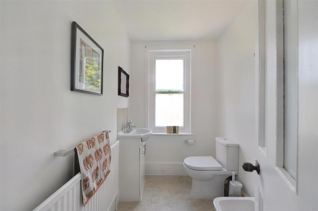 Principal Bathroom..JPG