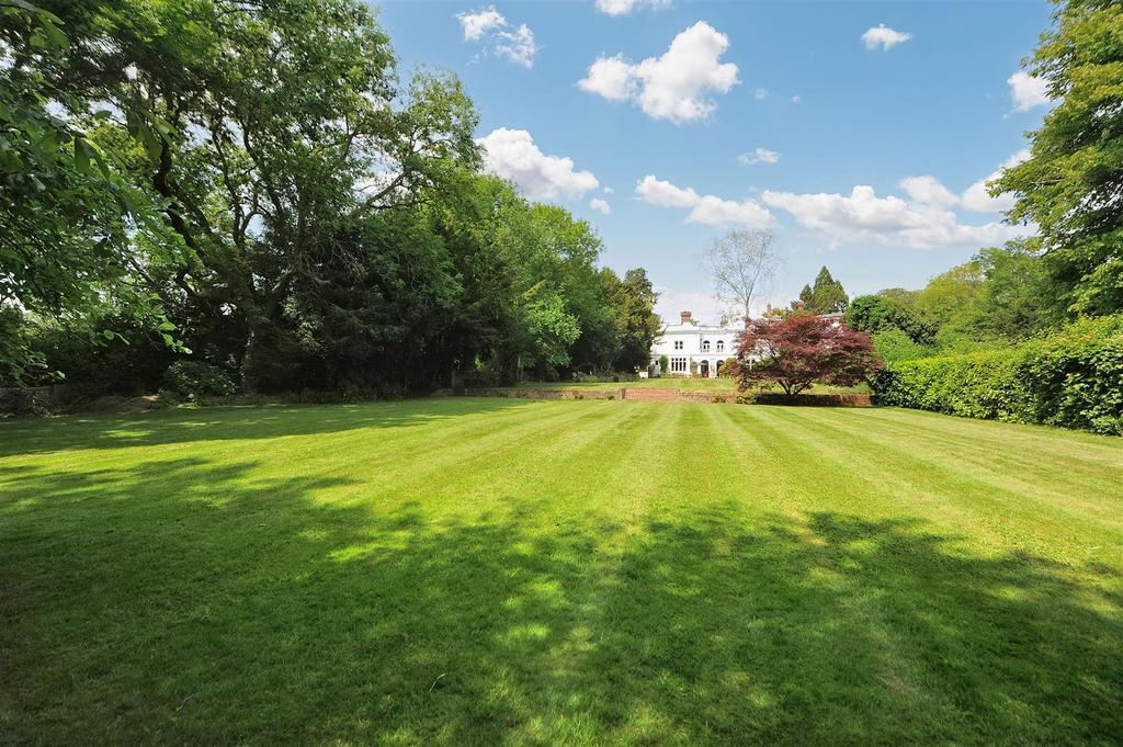Rear Shot End of Garden .JPG