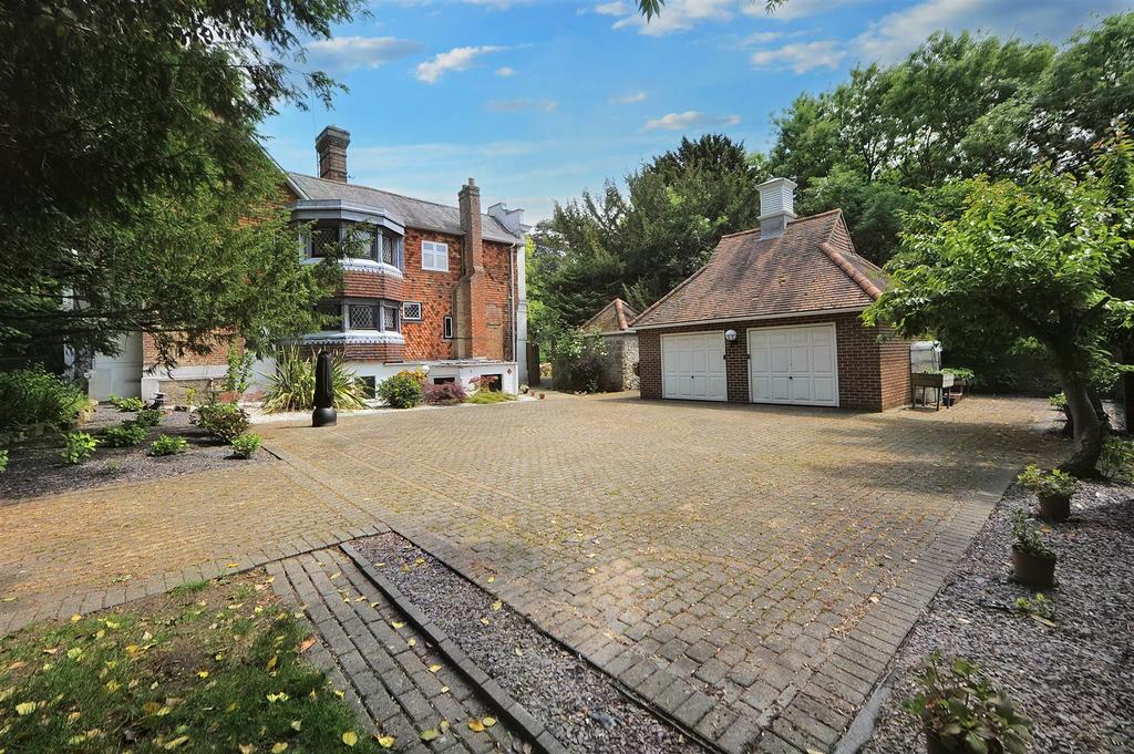 Private Parking and Double Garage.JPG