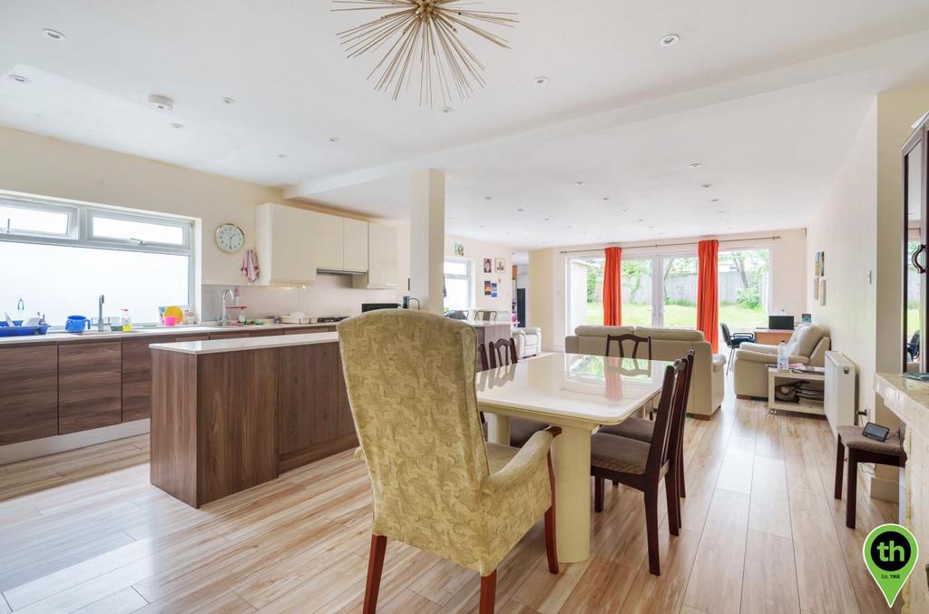 Windsor Avenue, Edgware 5 bed semidetached house for sale £850,000