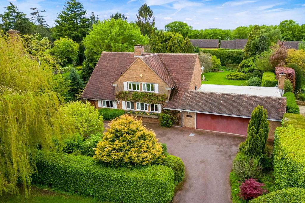 Banbury Road, StratforduponAvon 3 bed detached house for sale £