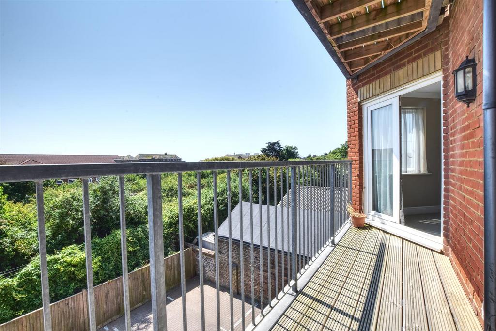 Ashdown Road, BexhillOnSea 2 bed flat for sale £219,000