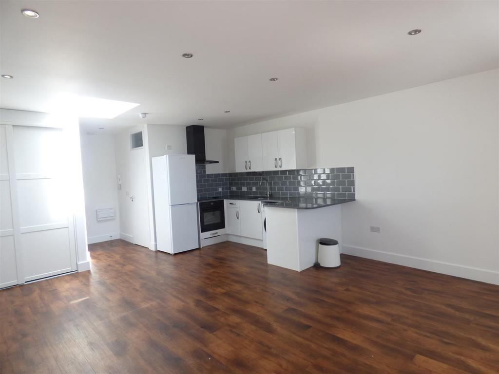 ShorehambySea Studio £925 pcm (£213 pw)