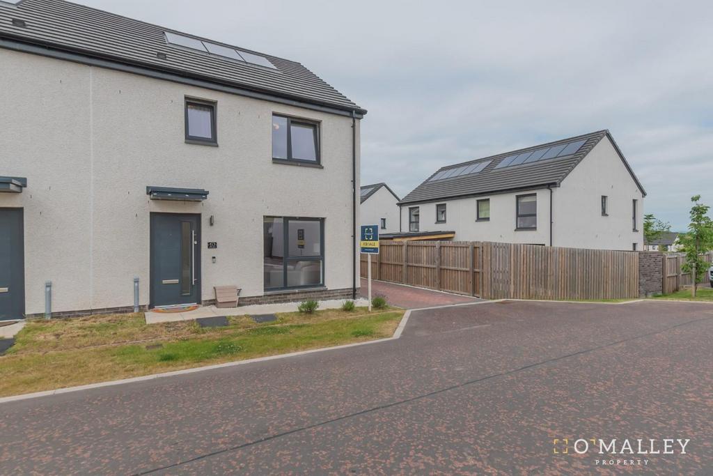 Oak Tree Gardens, Sauchie 3 bed semidetached house for sale £209,995