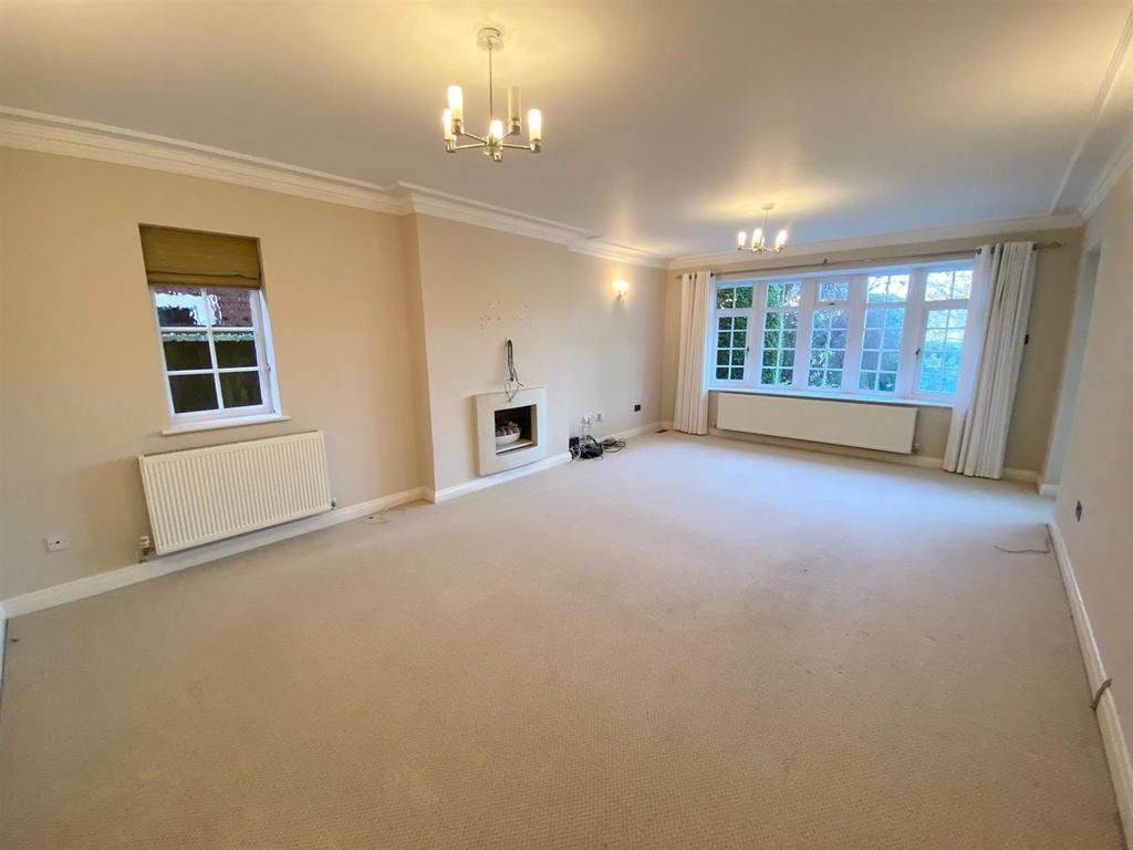 Park Avenue, Solihull 4 bed house £2,995 pcm (£691 pw)