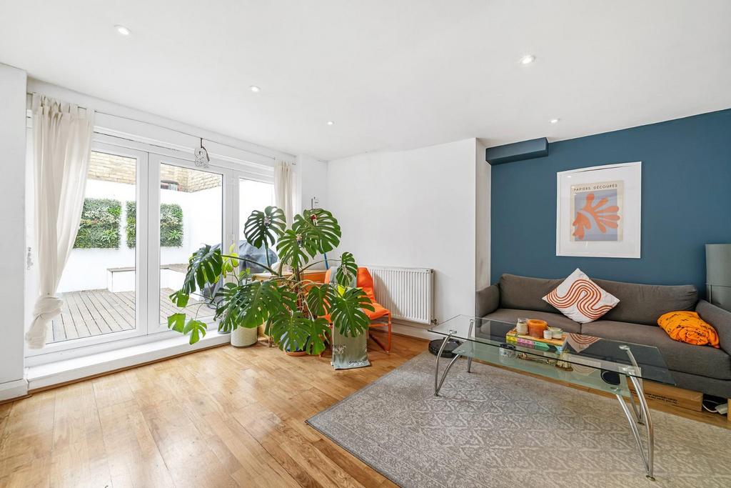 Hayter Road, SW2 2 bed flat for sale £450,000