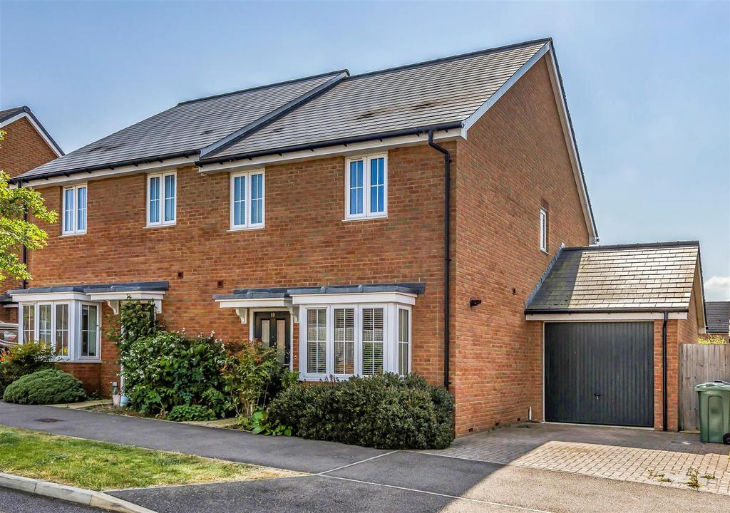Murdoch Chase, Coxheath, Maidstone 3 bed semidetached house for sale