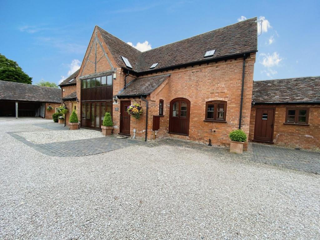 Wolverton, StratforduponAvon 2 bed barn conversion £1,350 pcm (£312 pw)