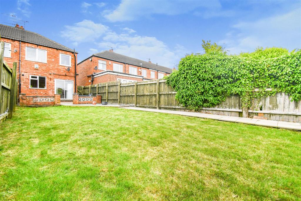 Aston Road, Willerby, Hull 2 bed end of terrace house £145,000