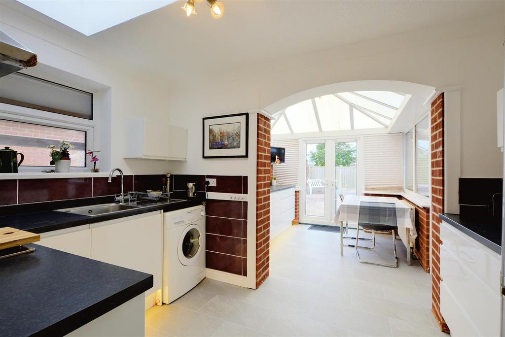 Kitchen 2.jpeg