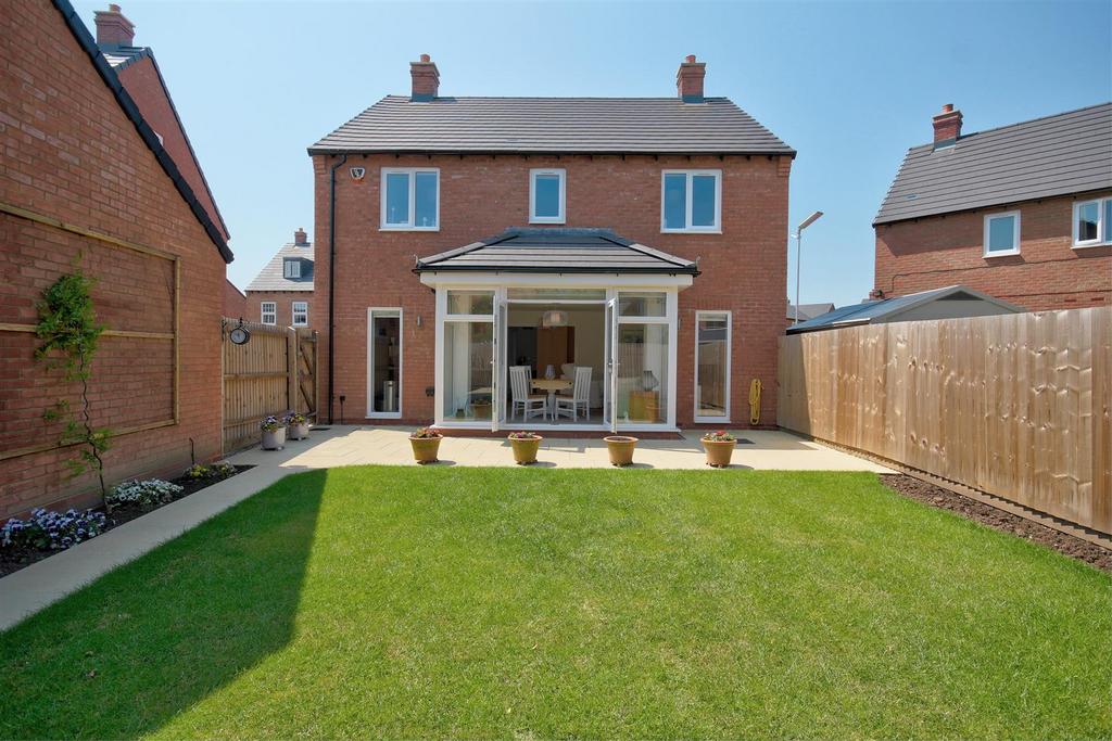 Kemp Drive, Husbands Bosworth, Lutterworth 4 bed detached house for