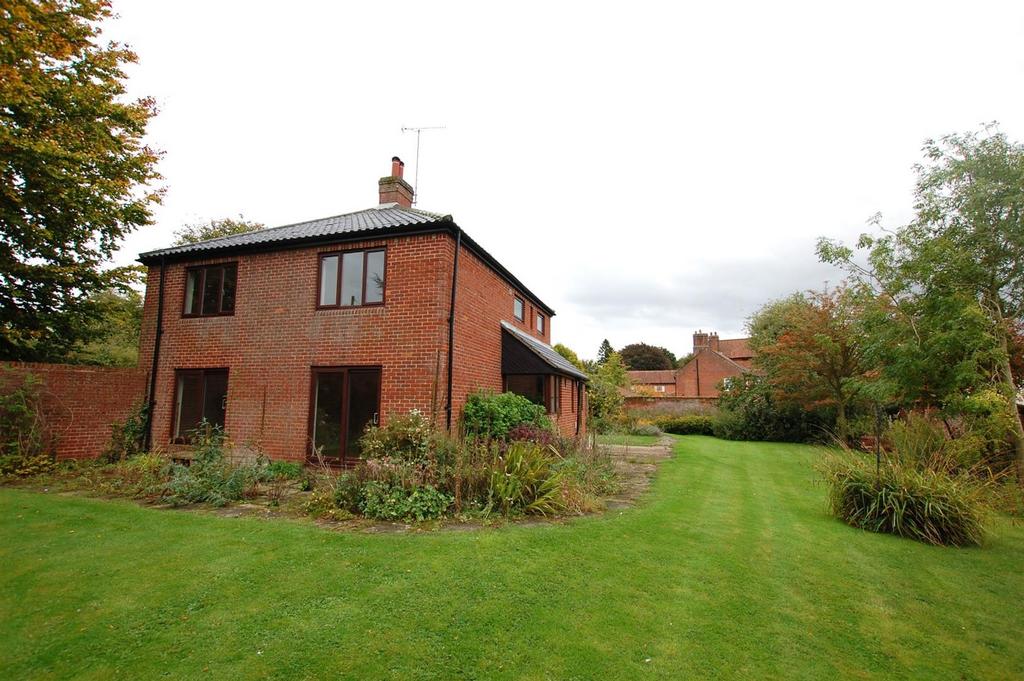 Guist Road, Foulsham, Norfolk 5 bed detached house £995 pcm (£230 pw)
