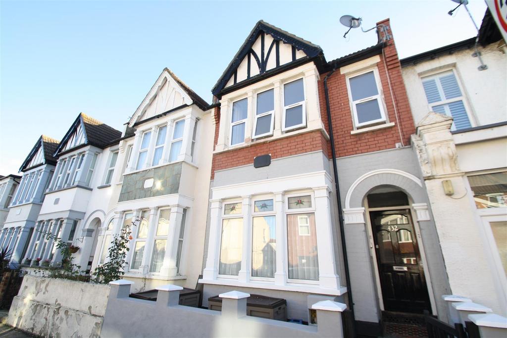 Westborough Road, WestcliffOnSea 2 bed property £1,050 pcm (£242 pw)