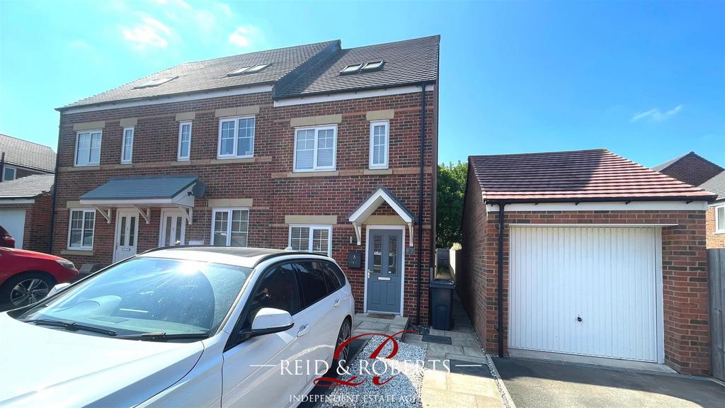 Cwrt Melangell, Oakenholt, Flint 3 bed townhouse for sale £190,000