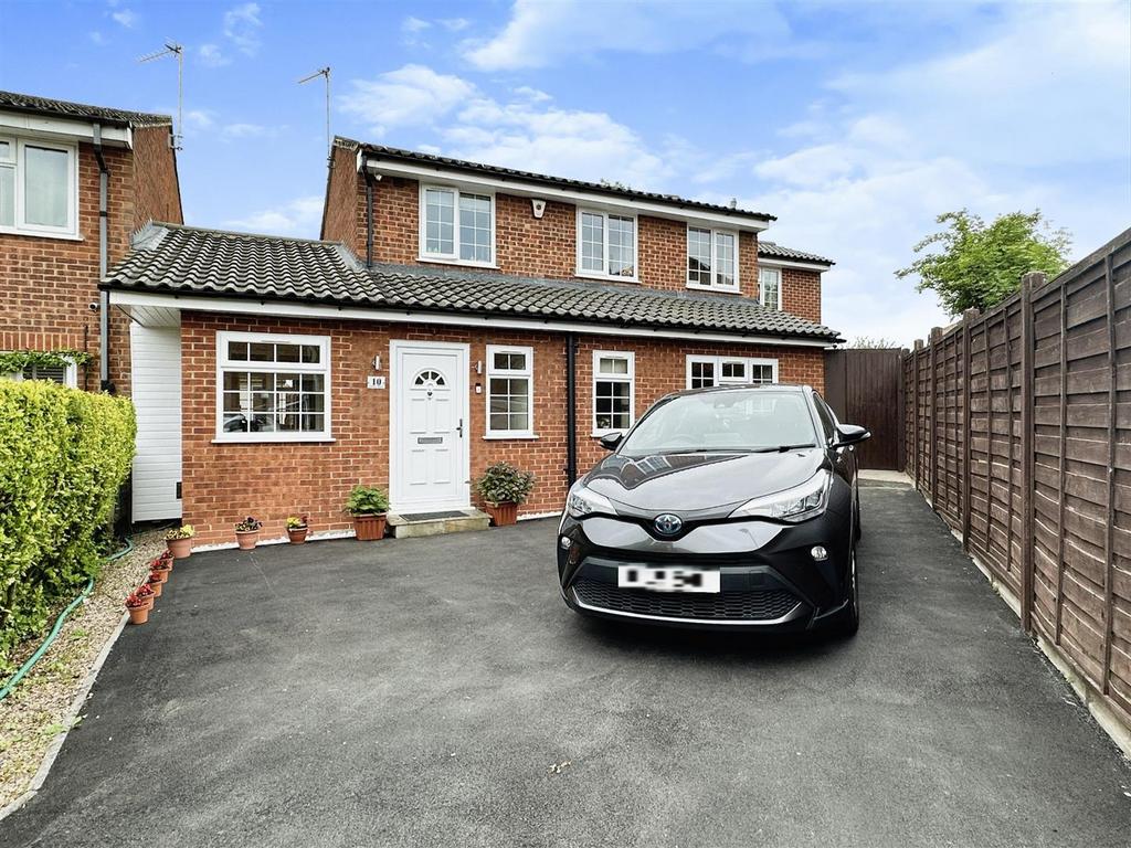 Berkeley Square, Hemel Hempstead HP2 4 bed detached house £600,000