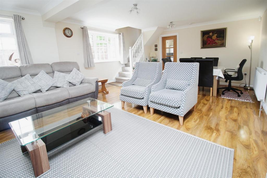 Berkeley Square, Hemel Hempstead HP2 4 bed detached house £600,000