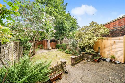 24 Hazelbank Close, Liphook, GU30 7BZ