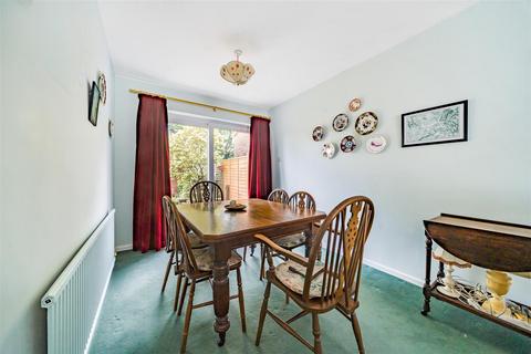 24 Hazelbank Close, Liphook, GU30 7BZ