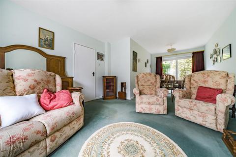 24 Hazelbank Close, Liphook, GU30 7BZ