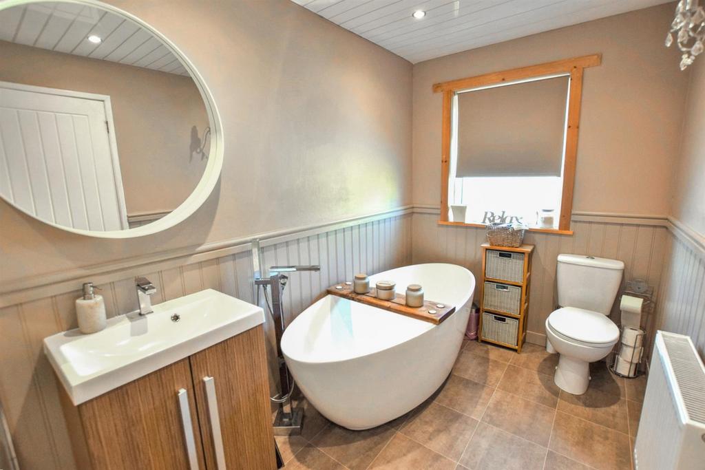 BATHROOM (2).jpg